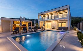 Luxury Villa Diana With Heated Pool And Jacuzzi